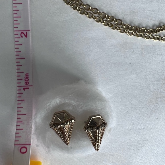 Dainty vintage gold chain and pendant with matching stud earrings - Picture 10 of 12